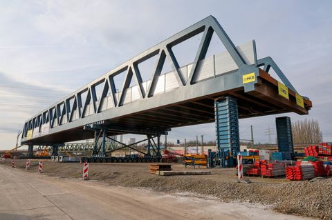 Investitionen in die Infrastruktur sind dringend nötig: Diese 2400-Tonnen-Brücke soll künftig die A43 über eine Eisenbahnstrecke führen