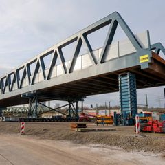 Investitionen in die Infrastruktur sind dringend nötig: Diese 2400-Tonnen-Brücke soll künftig die A43 über eine Eisenbahnstrecke führen