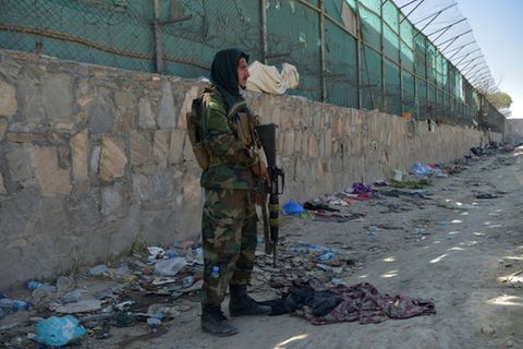 Taliban-Kämpfer am Ort des Flughafen-Anschlags