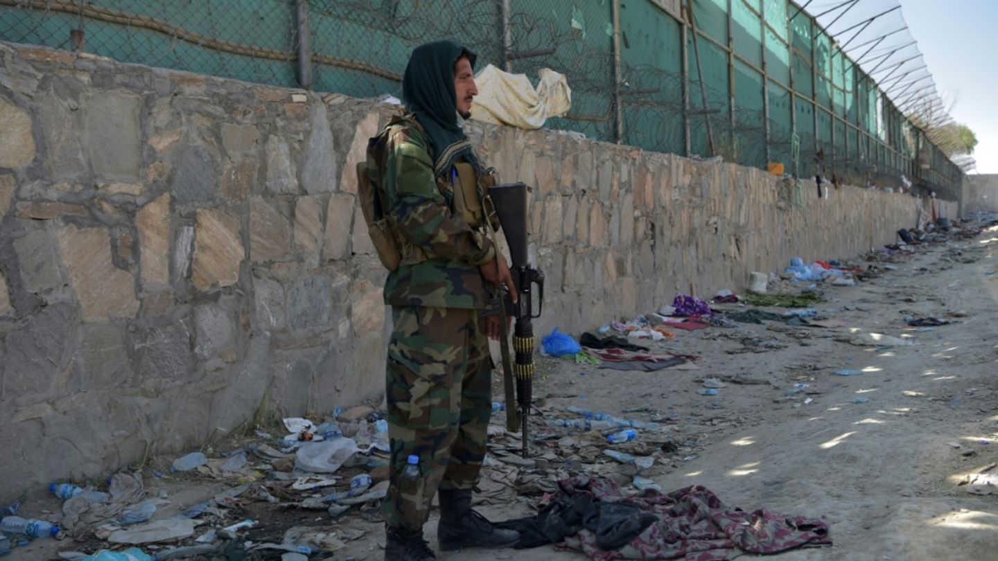 Taliban-Kämpfer am Ort des Flughafen-Anschlags