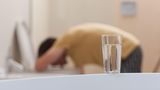 Körper: Ein Mann übergibt sich in die Toilette