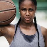 Körper: Basketball-Spielerin schwitzt