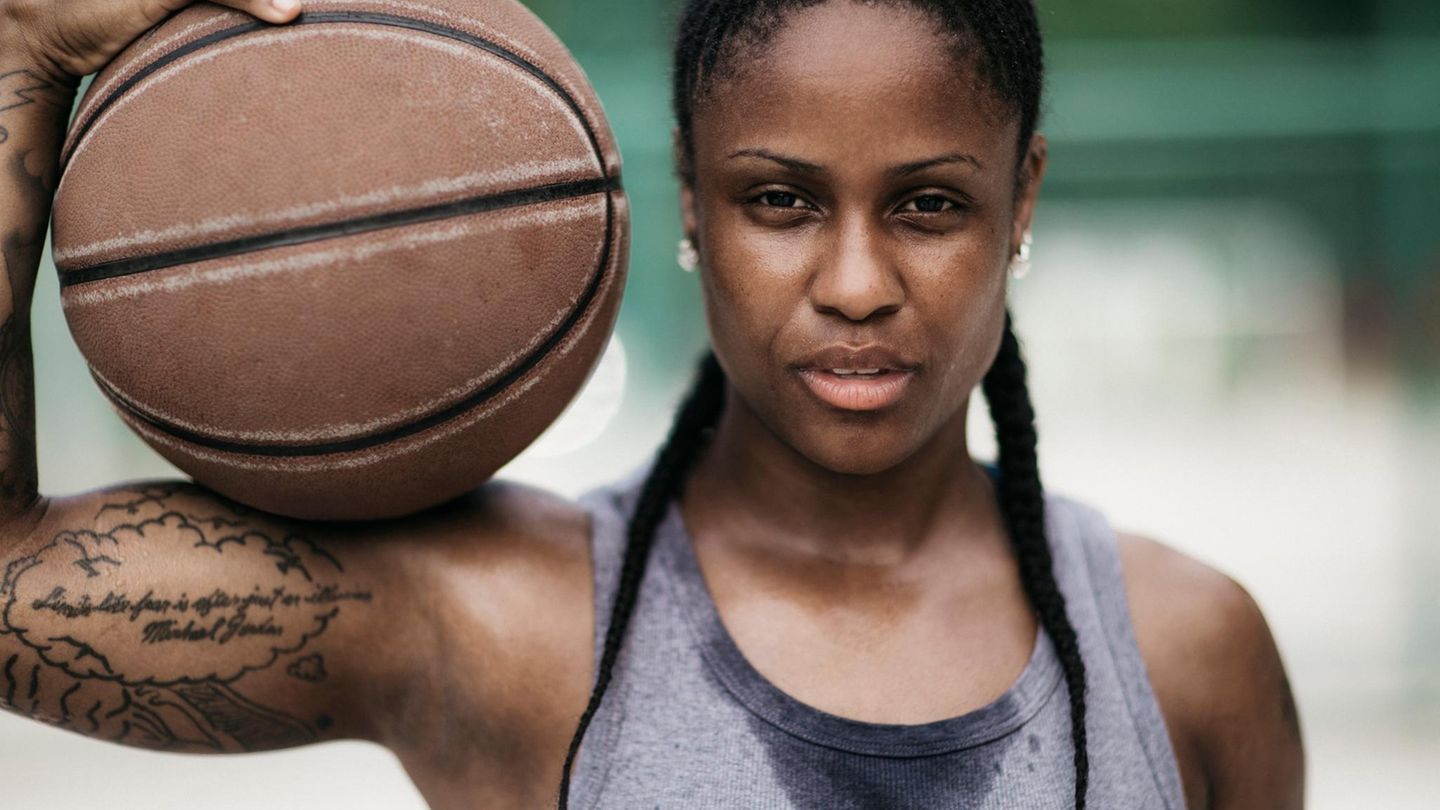 Körper: Basketball-Spielerin schwitzt