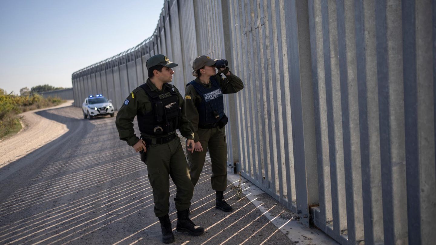Türkiye wants to build border fence to Greece against illegal migration