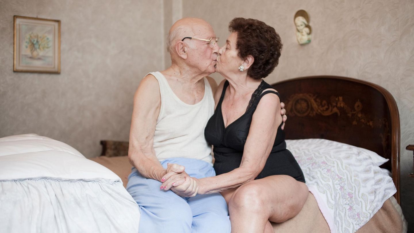 Körper: Älteres Paar küsst sich