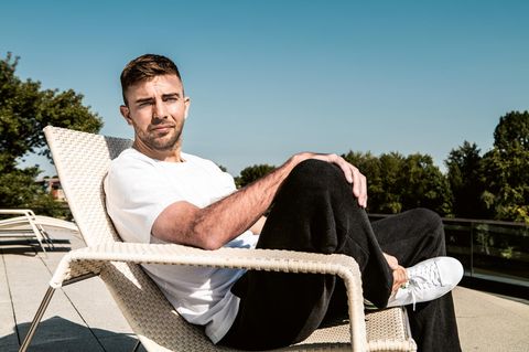 Christoph Kramer lehnt in einem Stuhl