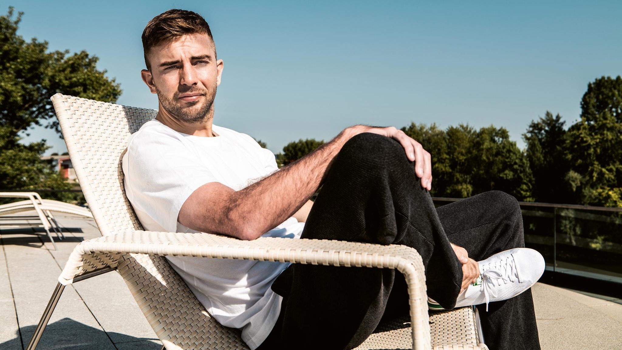 Christoph Kramer lehnt in einem Stuhl