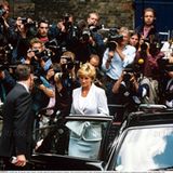 Lady Diana umringt von Fotografen
