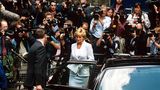 Lady Diana umringt von Fotografen