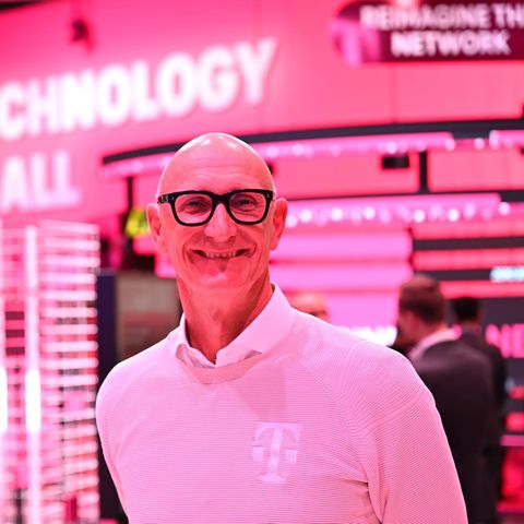 Telekom-Chef Tim Höttges steht am Messestand seiner Firma bei der Mobilfunk-Messe Mobile World Congress in Barcelona