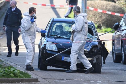Das Auto des Todesfahrers von Mannheim wird von Ermittlern untersucht