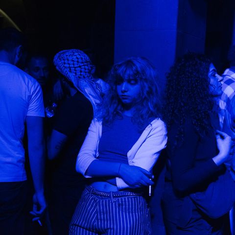 Ein Mädchen im Neonlicht in einem Klub in Syriens Hauptstadt Damaskus