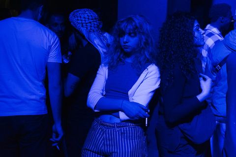 Ein Mädchen im Neonlicht in einem Klub in Syriens Hauptstadt Damaskus