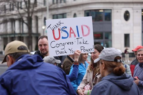 Demonstrierende setzen sich für die Entwicklungshilfe-Behörde USAID ein
