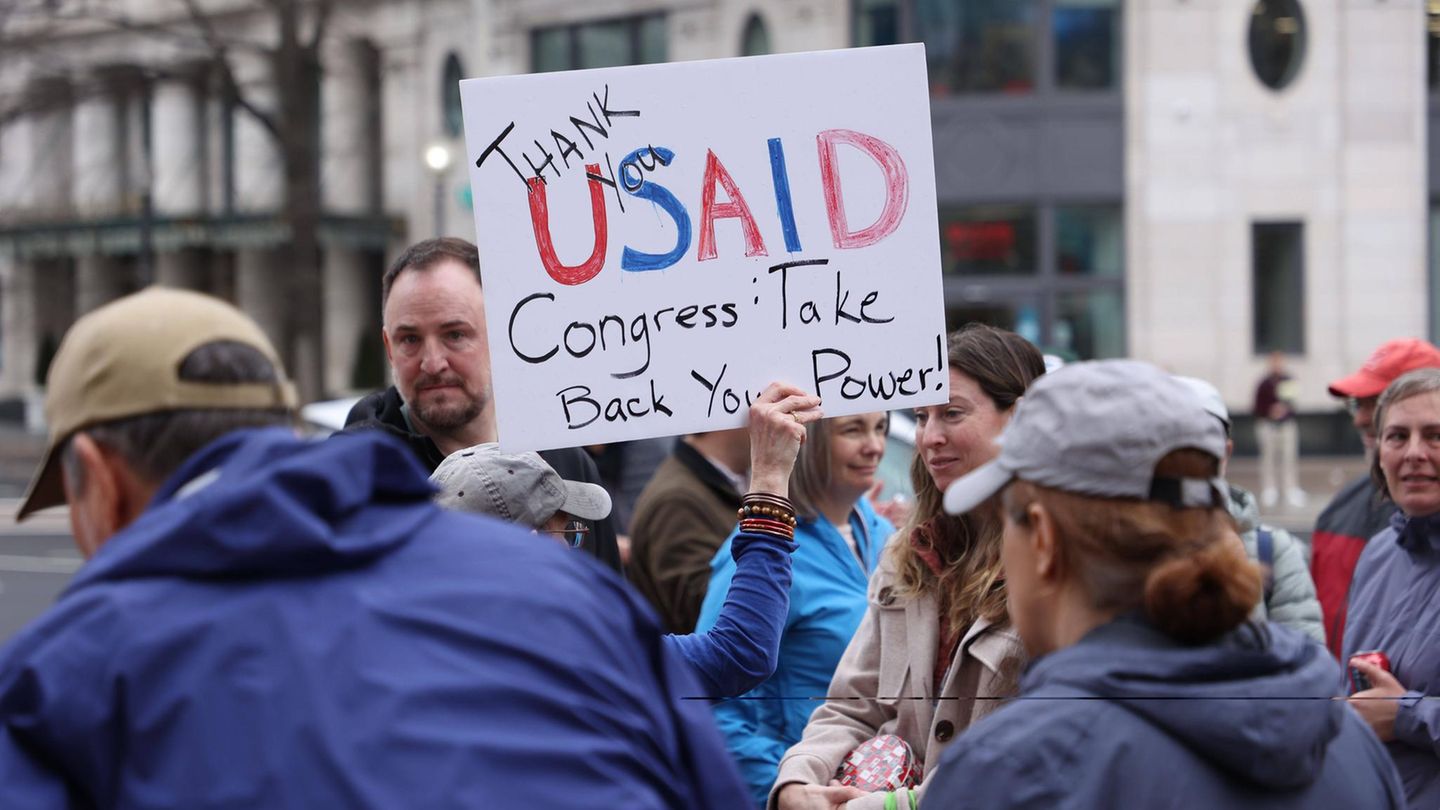 Demonstrierende setzen sich für die Entwicklungshilfe-Behörde USAID ein