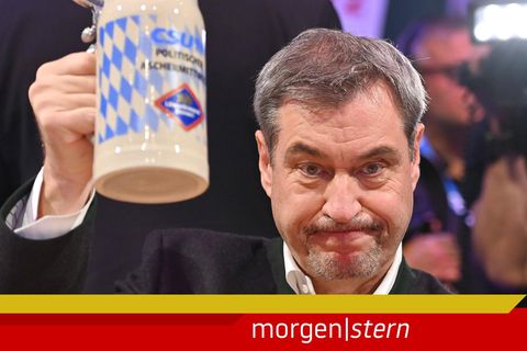 Markus Söder prostet zu am politischen Aschermittwoch