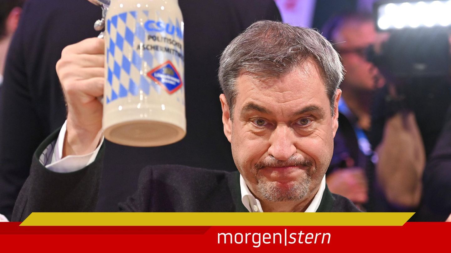 Markus Söder prostet zu am politischen Aschermittwoch Markus Söder prostet zu am politischen Aschermittwoch