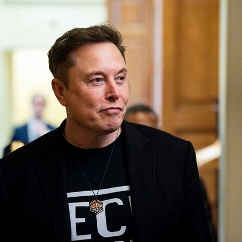 Elon Musk frontal von vorne mit Schnute