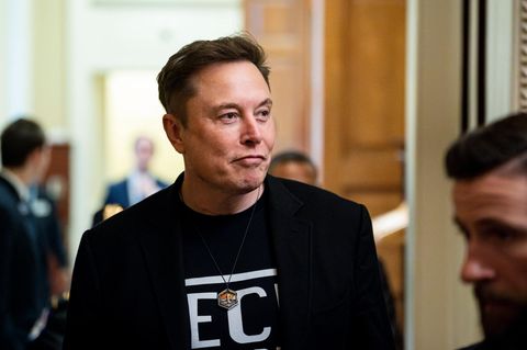 Elon Musk frontal von vorne mit Schnute