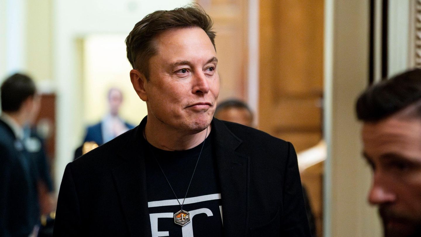 Elon Musk frontal von vorne mit Schnute
