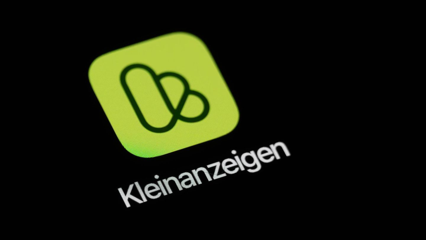 Mutter bietet ihr Baby bei Kleinanzeigen zum Verschenken an Logo Kleinanzeigen