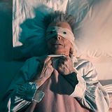 David Bowie mit verbundenen Augen in seinem Musikvideo zu "Lazarus"