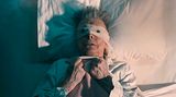 David Bowie mit verbundenen Augen in seinem Musikvideo zu "Lazarus"