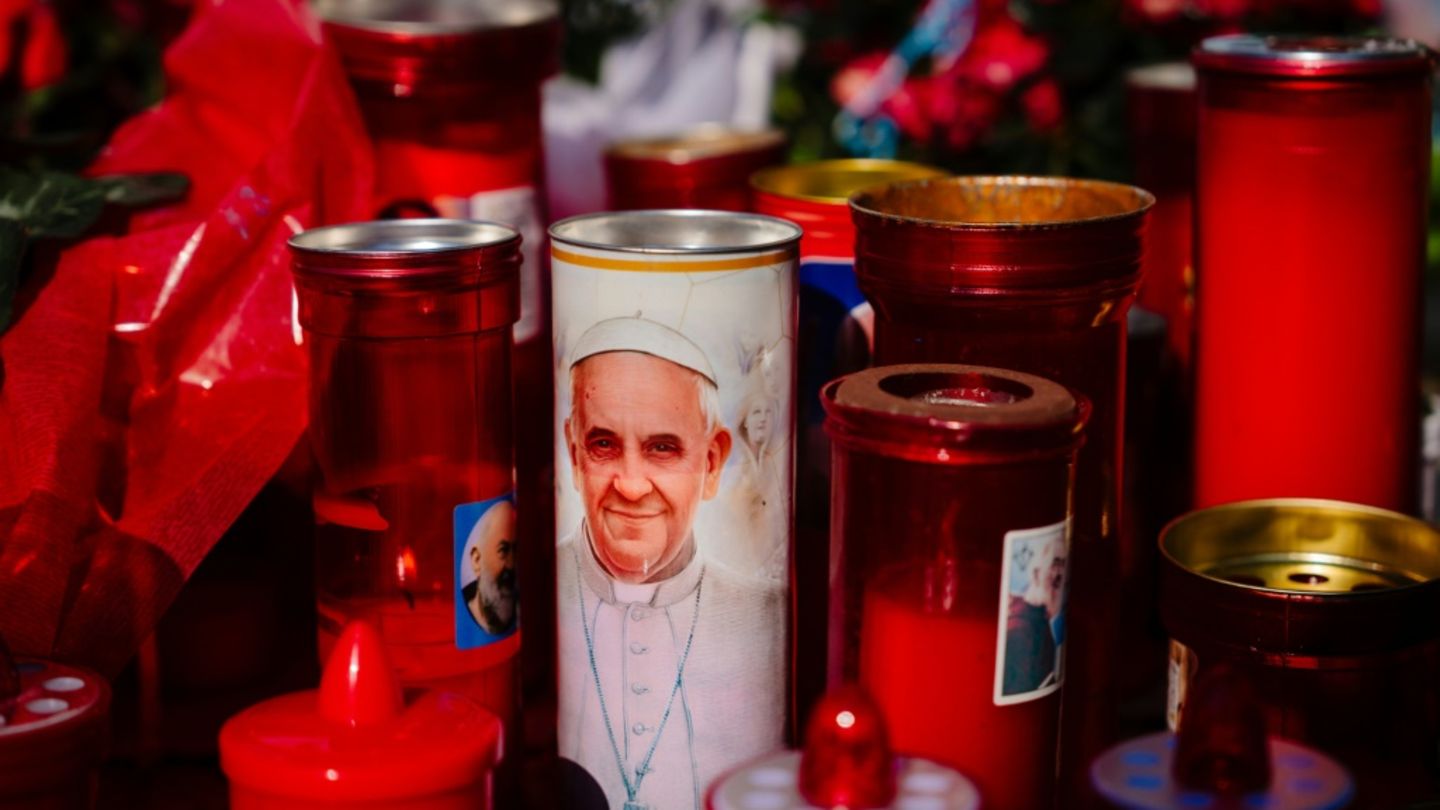 Beten für den Papst: Kerzen von dem Gemelli-Krankenhaus