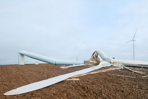 Vom Sturm zerstörte Windturbine nahe dem sächsischen Leisnig