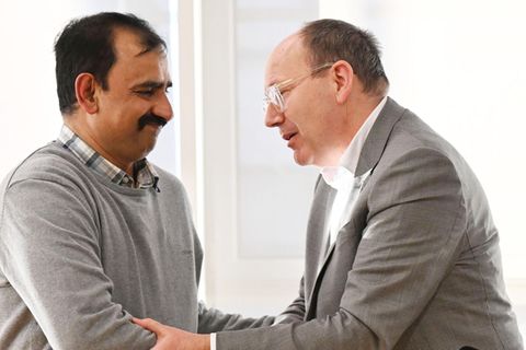 A. Muhammad, der Held von Mannheim, bei einer kleinen Pressekonferenz