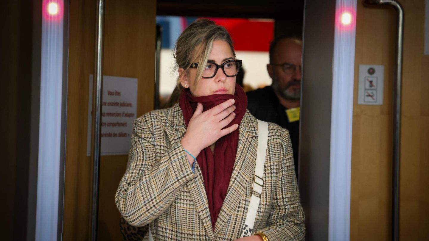 Caroline Darian beim Gerichtsprozess ihrer Mutter Gisèle Pelicot in Avignon