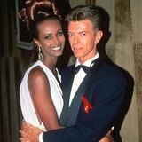 David Bowie und Ehefrau Iman, die ihre Haare zu einem riesigen Dutt hochgesteckt hat