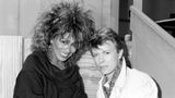 Tina Turner und David Bowie, sie trägt schwarz, er weiß