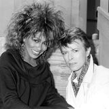 Tina Turner und David Bowie, sie trägt schwarz, er weiß