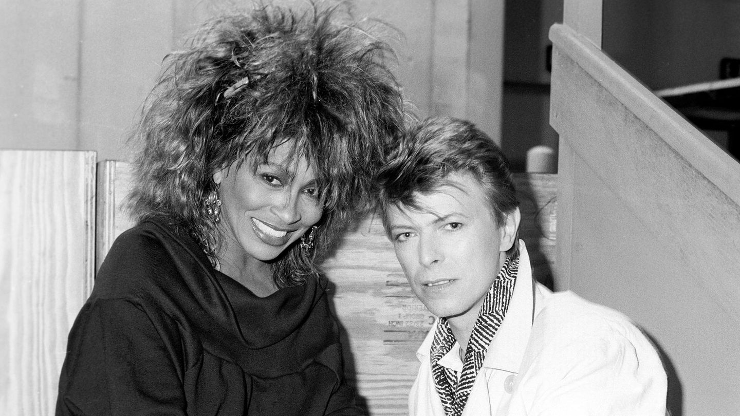 Tina Turner und David Bowie, sie trägt schwarz, er weiß