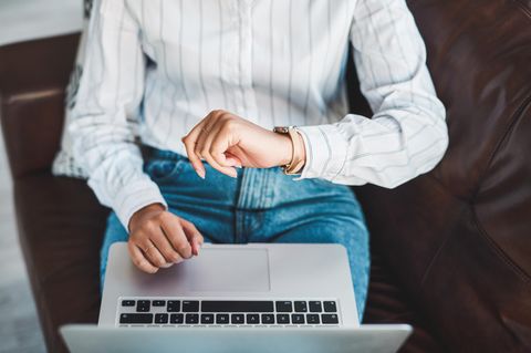Beim Arbeiten auf die Uhr gucken: Die Realität vieler Menschen in Teilzeit
