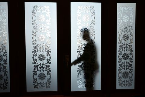 Silhouette eines Sicherheitsmitarbeiters in Peking
