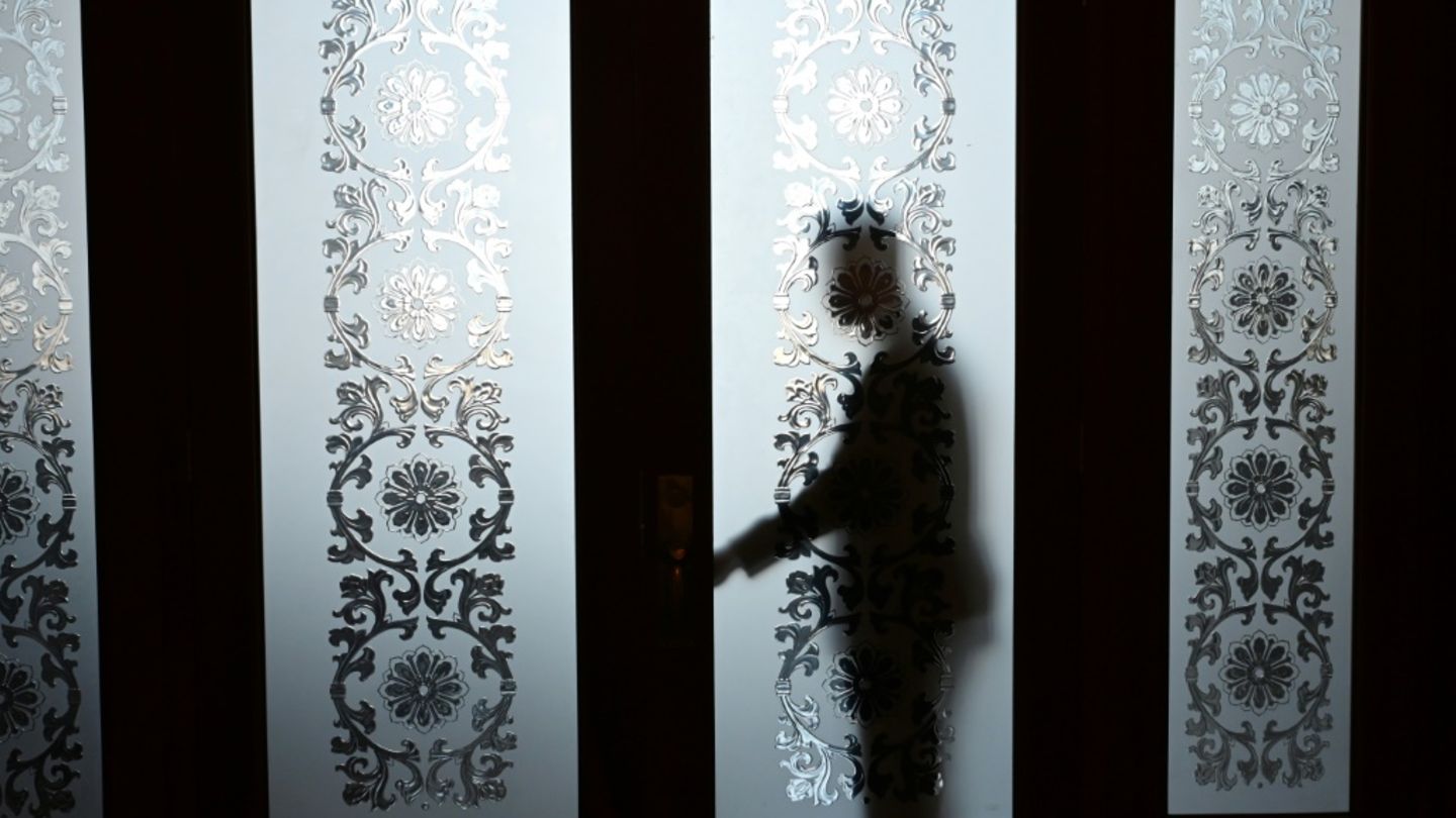 Silhouette eines Sicherheitsmitarbeiters in Peking