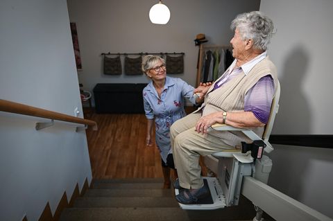 Den Einbau eines Treppenlifts bezuschusst die Pflegekasse