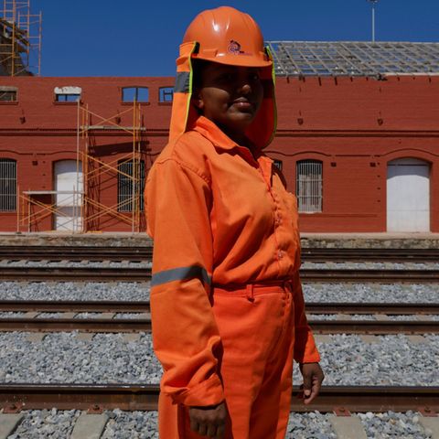 Mexiko Eine Arbeiterin steht vor dem Bahnhof Matías Romero
