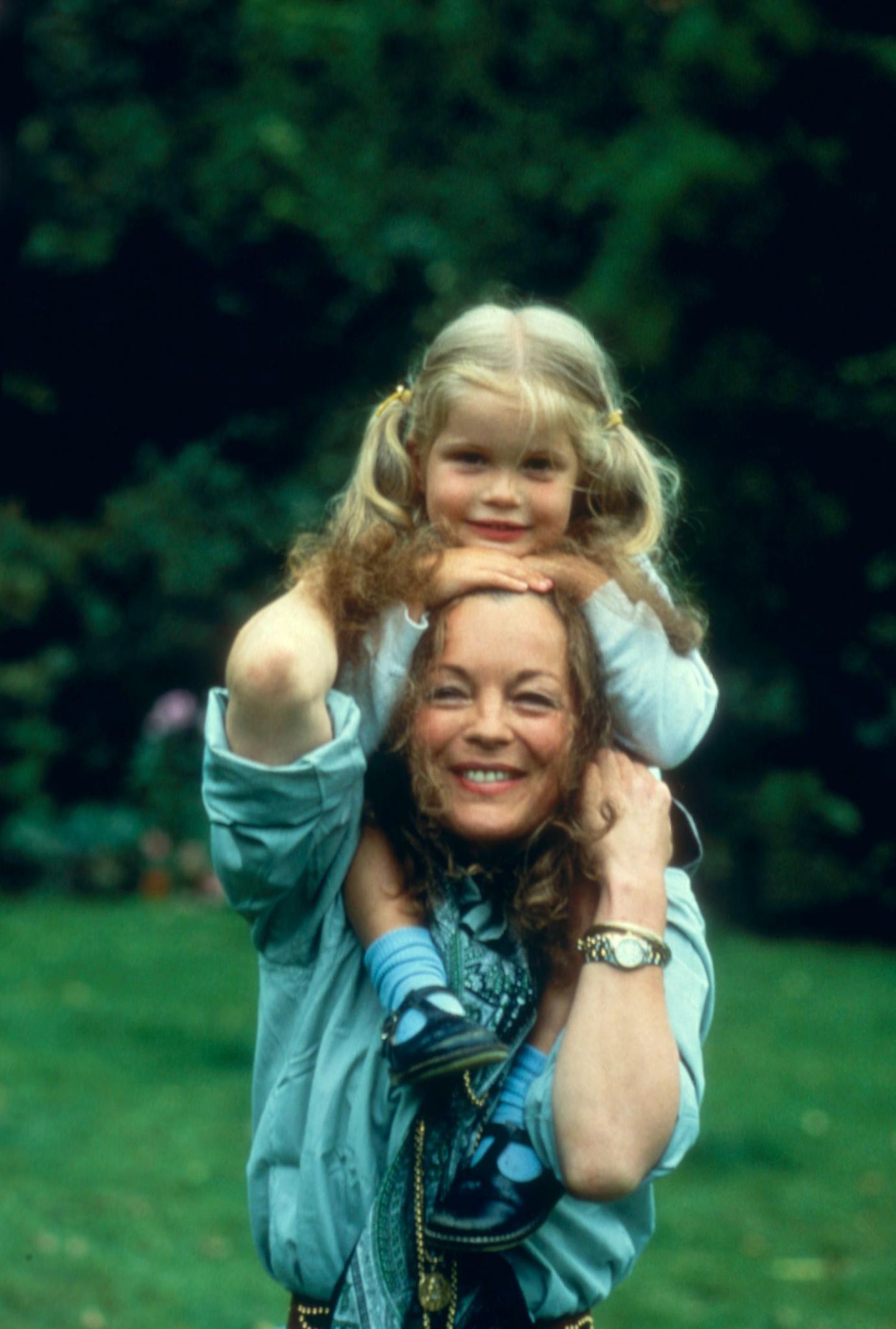Romy Schneider 1981 strahlend mit ihrer vierjährigen Tochter Sarah, die auf ihren Schultern sitzt