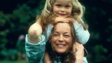 Romy Schneider 1981 strahlend mit ihrer vierjährigen Tochter Sarah, die auf ihren Schultern sitzt