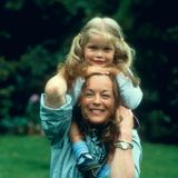 Romy Schneider 1981 strahlend mit ihrer vierjährigen Tochter Sarah, die auf ihren Schultern sitzt