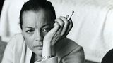 Romy Schneider mit ernstem Gescihtsausdruck und Zigarette