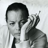 Romy Schneider mit ernstem Gescihtsausdruck und Zigarette