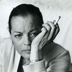 Romy Schneider mit ernstem Gescihtsausdruck und Zigarette