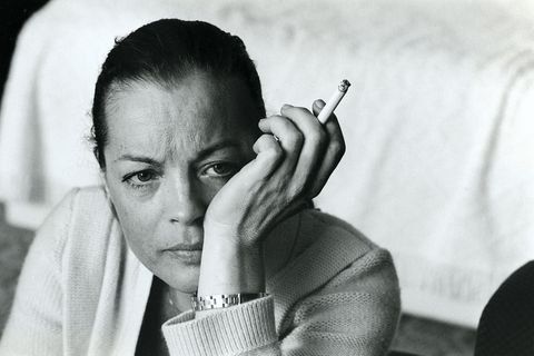 Romy Schneider mit ernstem Gescihtsausdruck und Zigarette