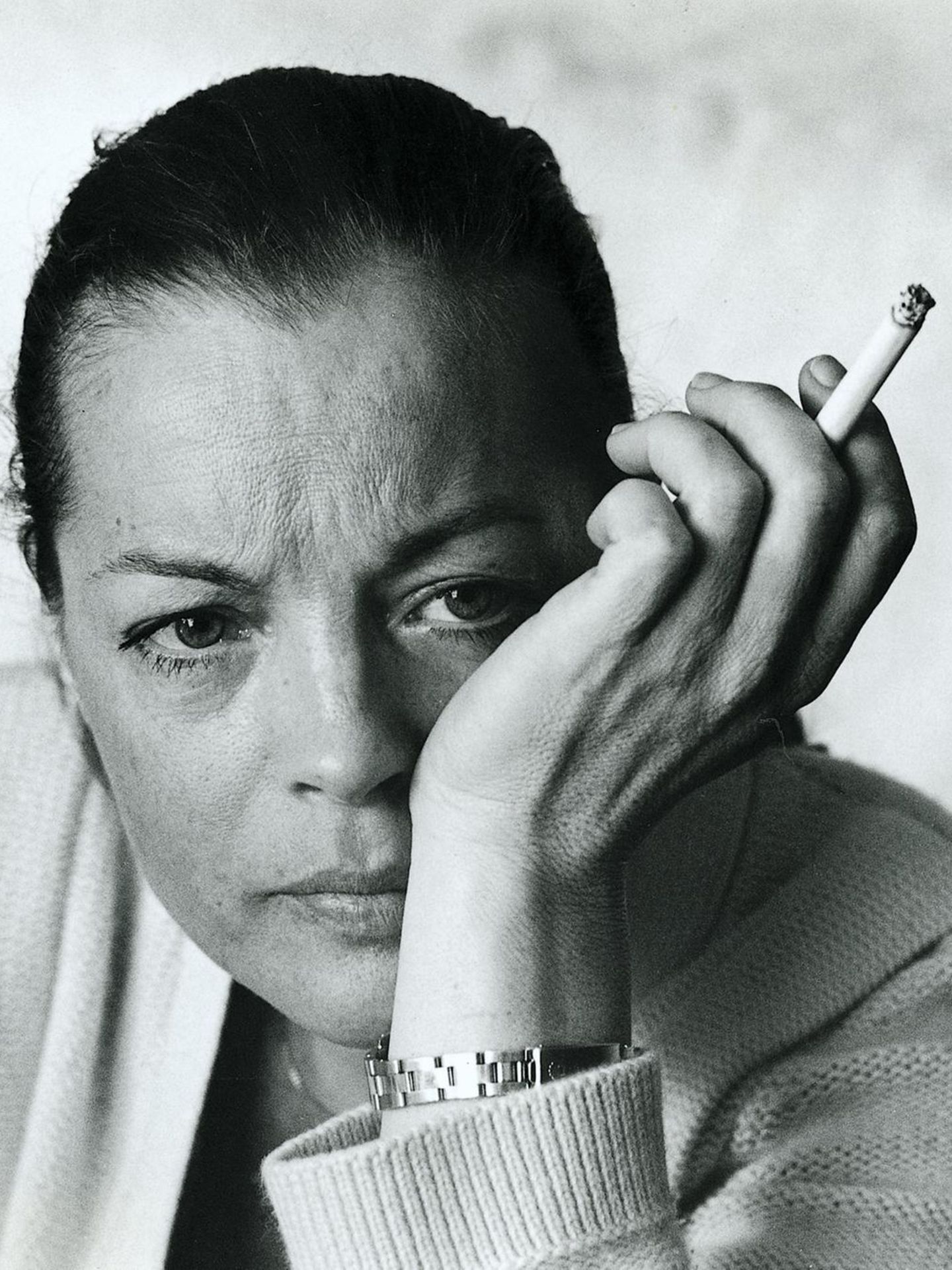 Romy Schneider mit ernstem Gescihtsausdruck und Zigarette