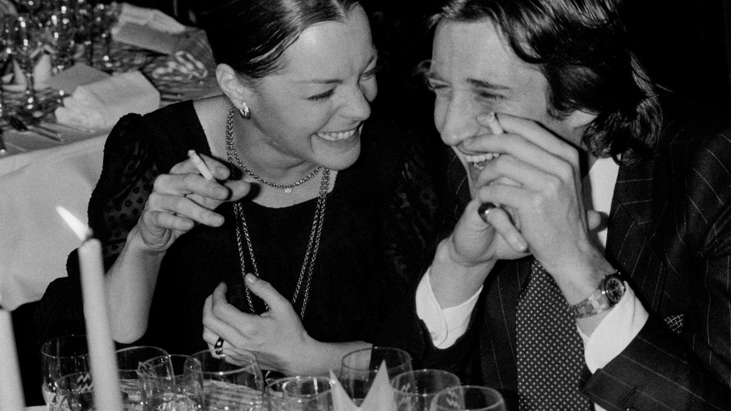 Romy Schneider rauchend und lachend mit ihrem Mann Daniel Biasini