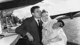 Romy Schneider im Arm von Horst Buchholz auf einem Schiff auf der Pariser Seine